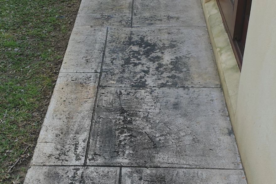 Before and after cleaning on liquid limestone: before