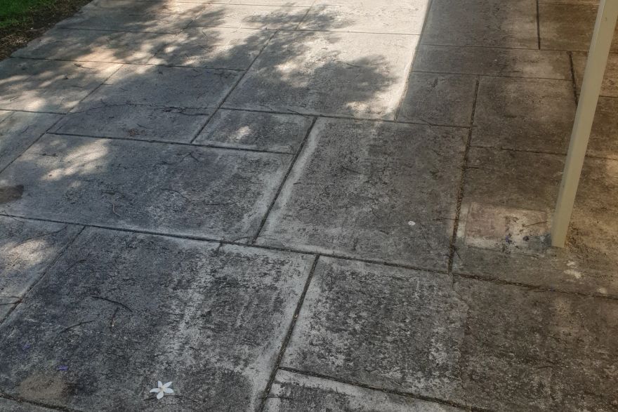 Before and after cleaning on liquid limestone: before