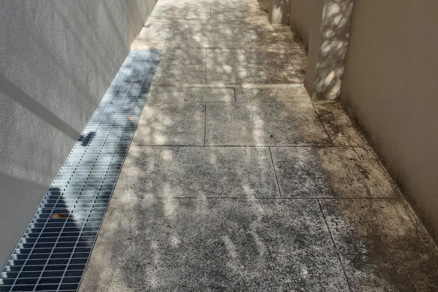 Before and after cleaning on liquid limestone: before
